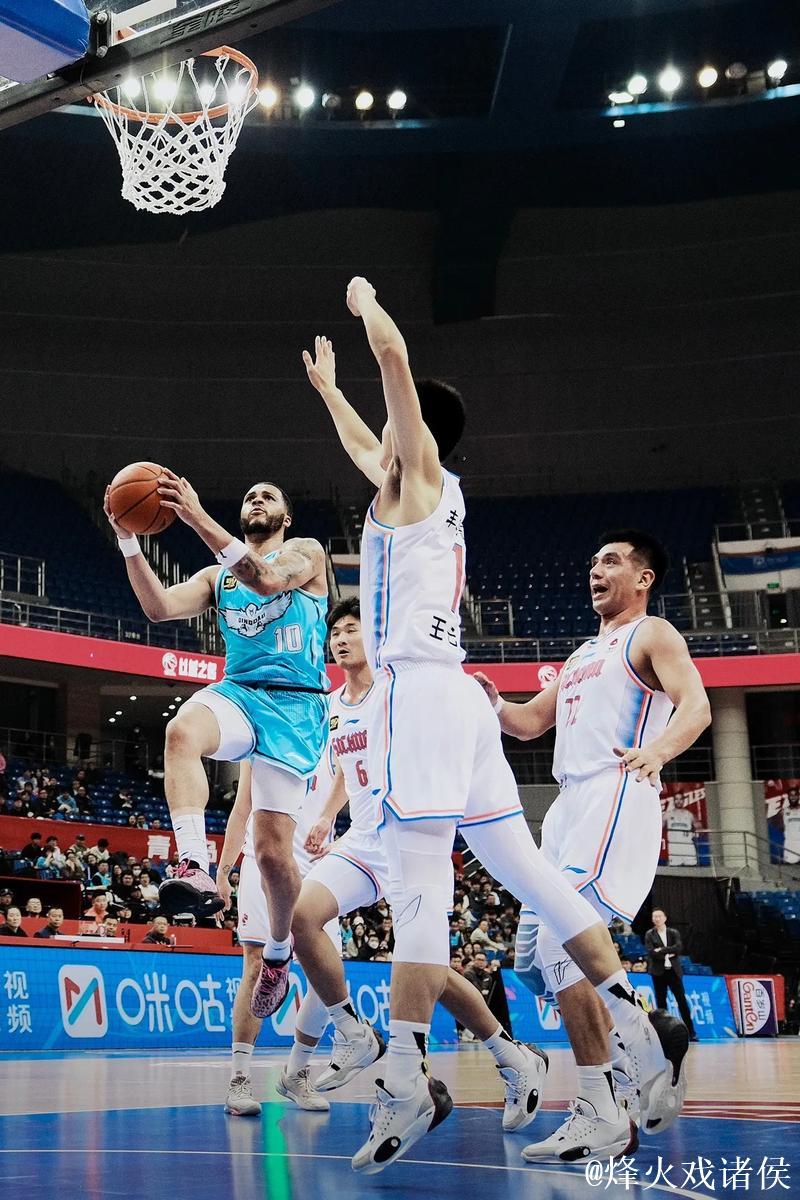 韦瑟斯庞18分钟高效出战,贡献16分4篮板4助攻 韦瑟斯庞18分钟高效出战,贡献16分4篮板4助攻